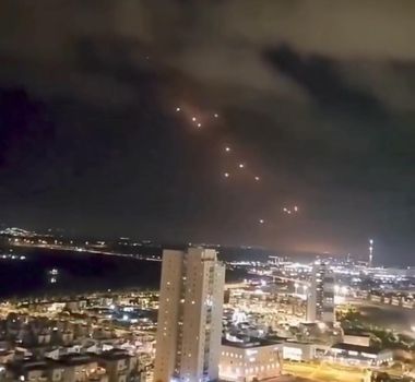 Imagem - 'Teerã vai queimar', diz Israel após ataques de mísseis; Irã ameaça EUA, Reino Unido e França