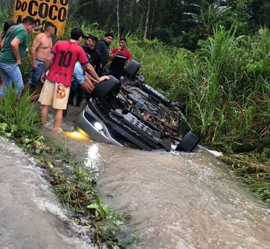 Imagem - Vídeo: três pessoas morrem após carro passar por buraco e perder o controle, no Pará