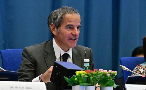 Diretor da AIEA confirma radiação controlável com medidas de proteção no interior de Natanz