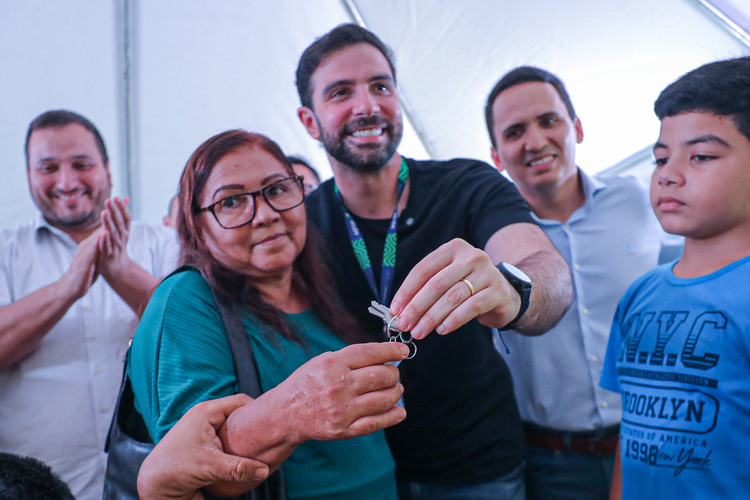 Imagem - Prefeitura entrega 64 apartamentos e centro comercial na Estrada Nova