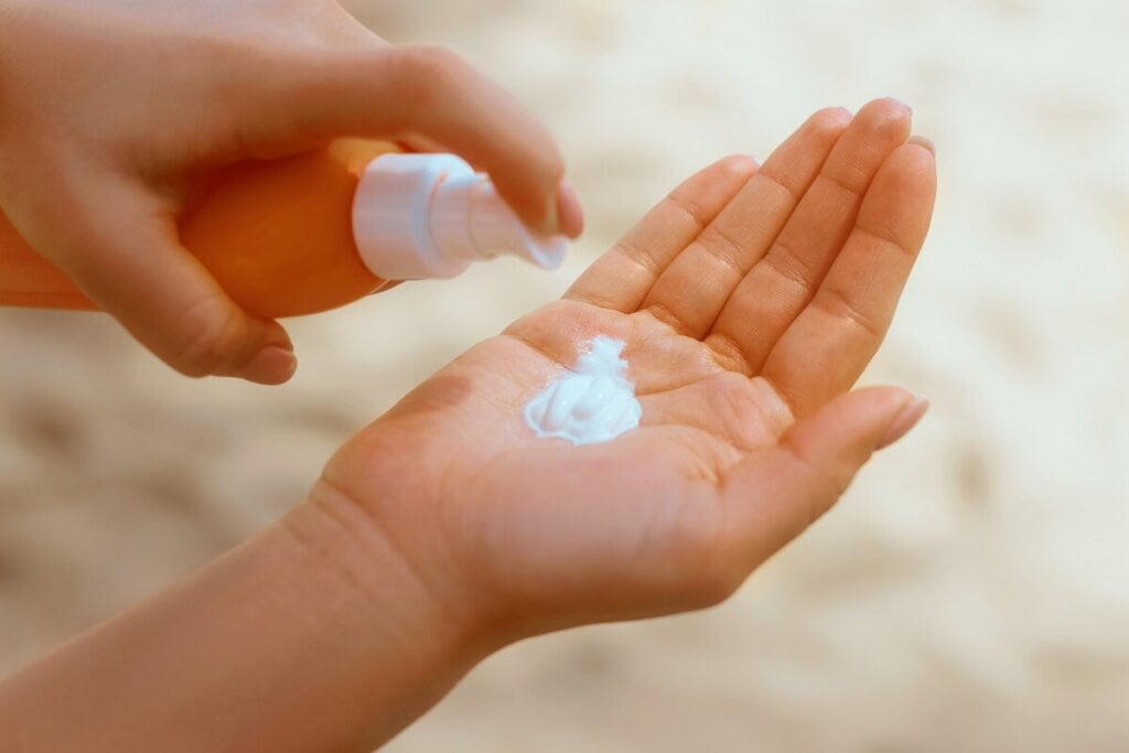 A aplicação diária de protetor solar está entre os cuidados básicos para proteger a pele de pessoas albinas (Imagem: verona studio | Shutterstock)