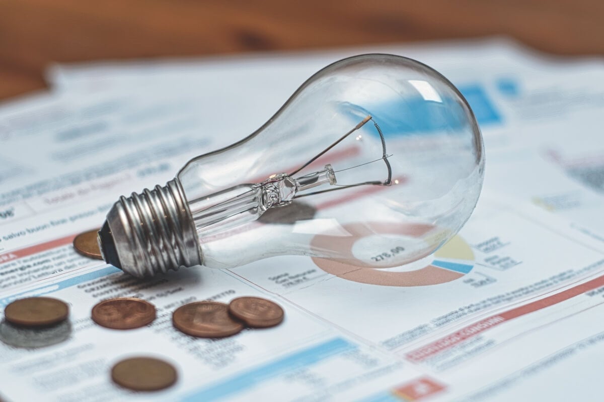 Atitudes simples ajudam a economizar energia elétrica no dia a dia (Imagem: michelangeloop | Shutterstock) 
