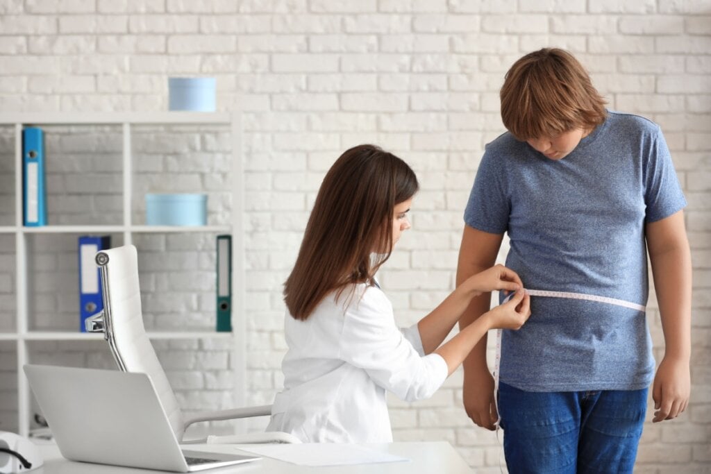 Nova atualização libera a cirurgia bariátrica a partir dos 14 anos (Imagem: New Africa | Shutterstock) 