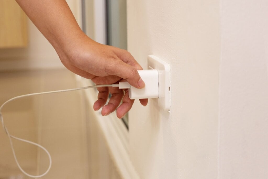 Os carregadores continuam consumindo energia quando estão ligados a tomada (Imagem: Bowonpat Sakaew | Shutterstock)
