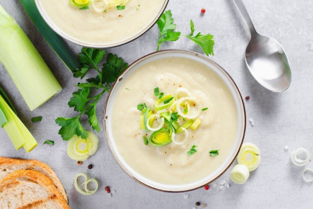 Sopa cremosa de alho-poró com batata (Imagem: Julie208 | Shutterstock)