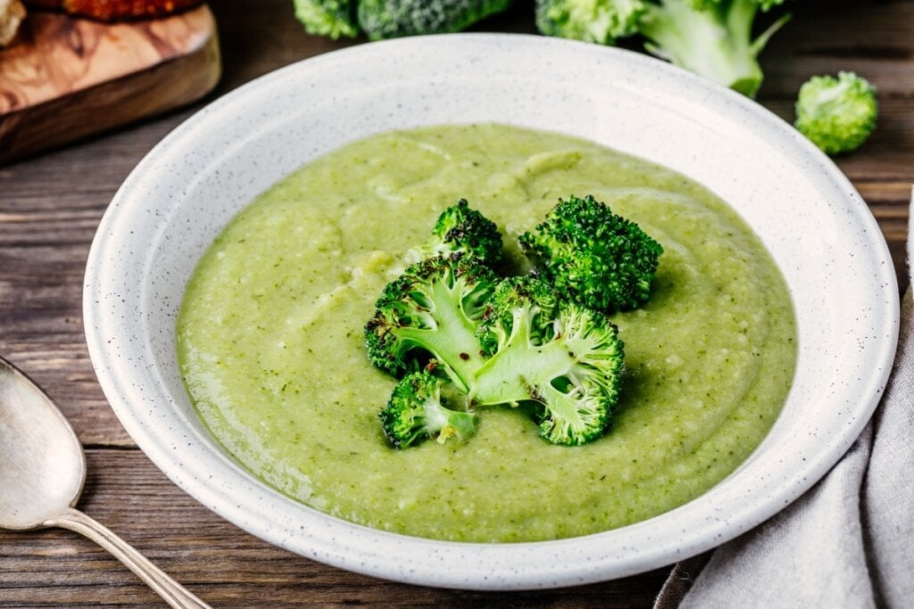 Sopa cremosa de brócolis (Imagem: etorres | Shutterstock)