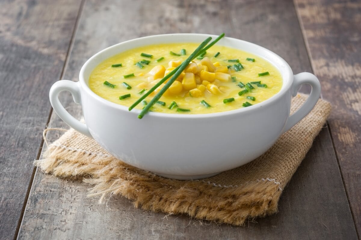 Sopa cremosa de milho-verde (Imagem: nblx |  Shutterstock) 