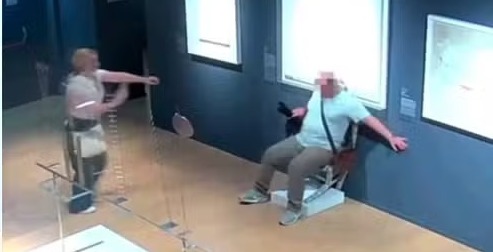 Turista quebra ‘cadeira de Van Gogh’ feita com cristais ao posar para foto em museu da Itália