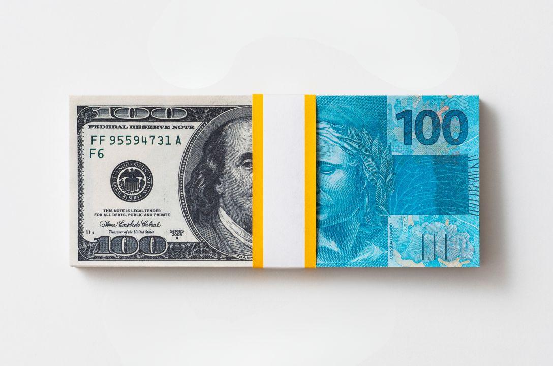 Dólar, moeda americana, e o real, moeda brasileira
