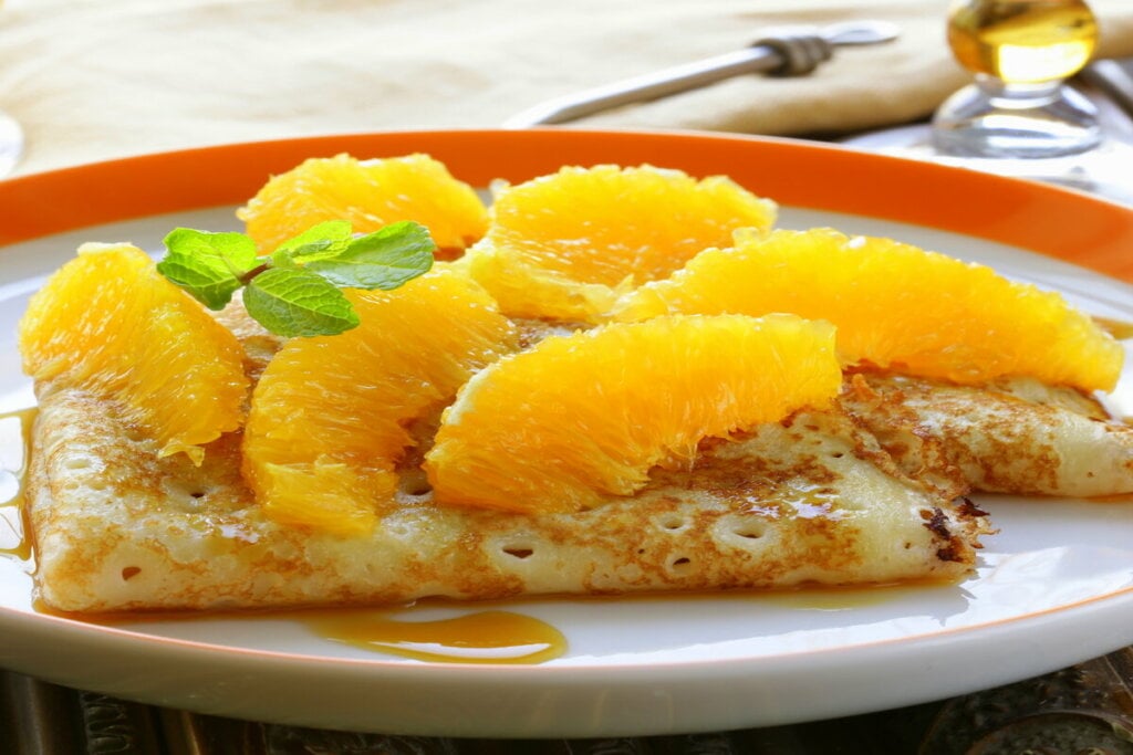 Panqueca de avelã com calda de laranja (Imagem: Dream79 | Shutterstock) 