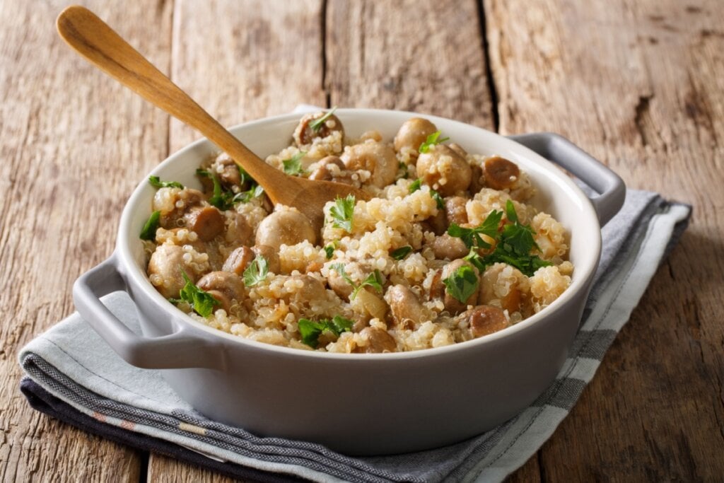 Quinoa com cogumelo (Imagem: Sérgio Koval | Shutterstock)