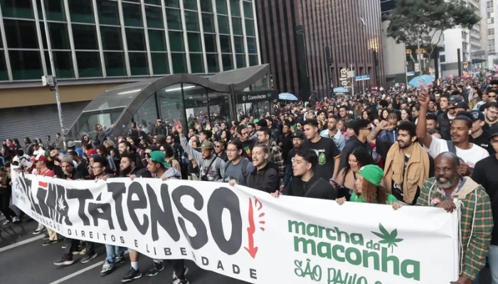 Imagem - Marcha da Maconha reúne milhares de pessoas na Avenida Paulista