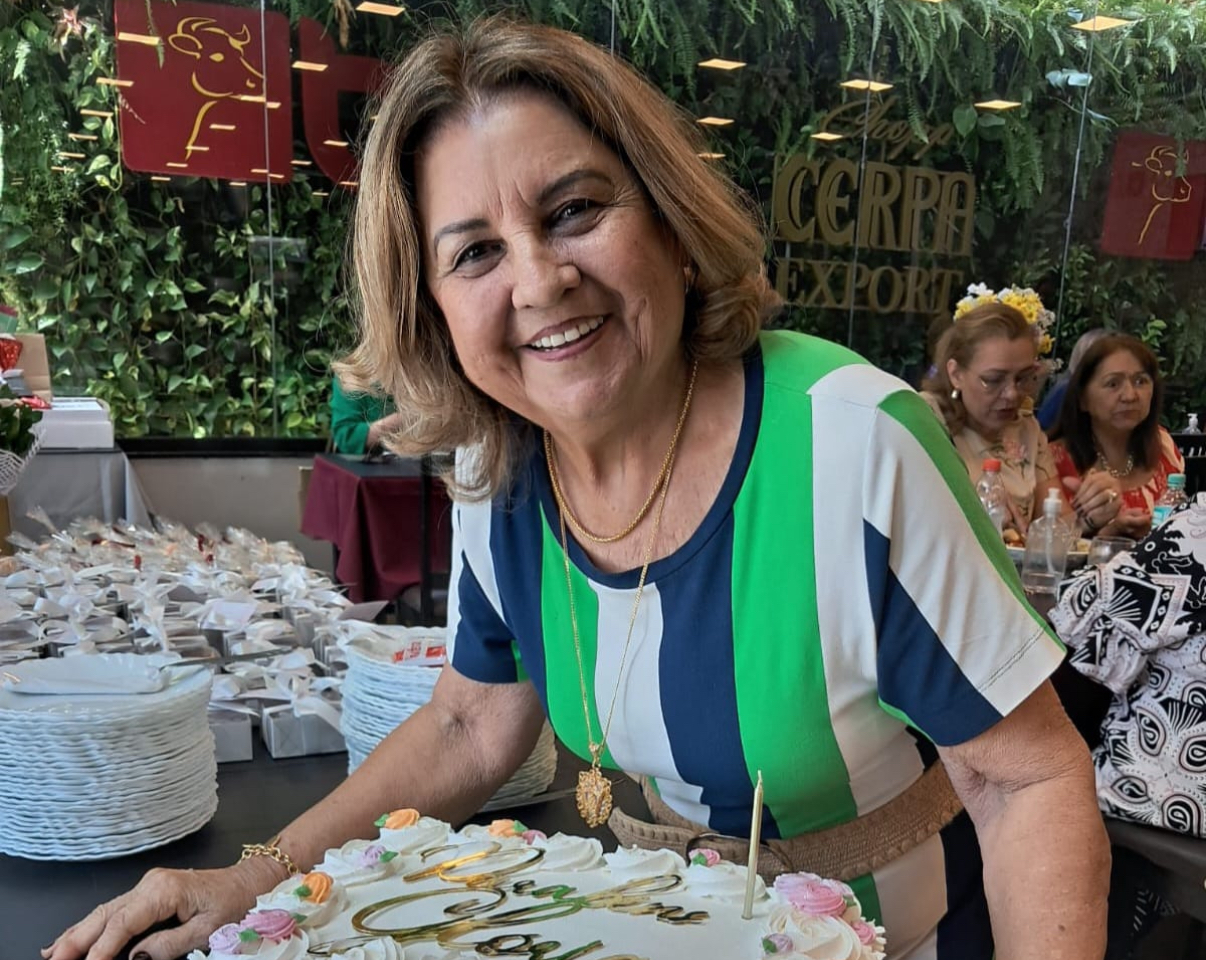 Maria da Glória Bastos festejou a chegada dos seus 80 anos com um almoço, na churrascaria BoiNovo, ao lado de parentes e amigos
