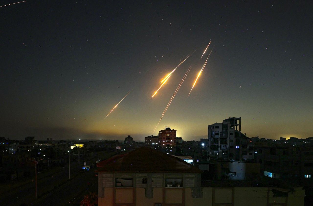 (O ataque de Israel na sexta-feira utilizou aviões e drones para destruir instalações-chaves e matar generais e cientistas importantes do programa nuclear iraniano.)