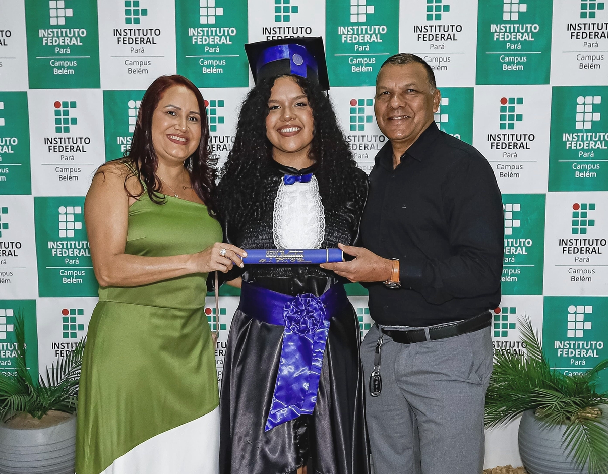 Rose e Rubens Teixeira comemoram mais uma conquista da sua caçula, Rayka Teixeira, que se formou no curso técnico integrado em Química, pelo IFPA.
