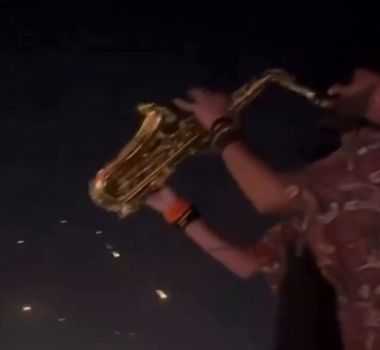 Imagem - Vídeo: Saxofonista desafia o medo e toca em meio a bombardeio na fronteira entre Líbano e Israel