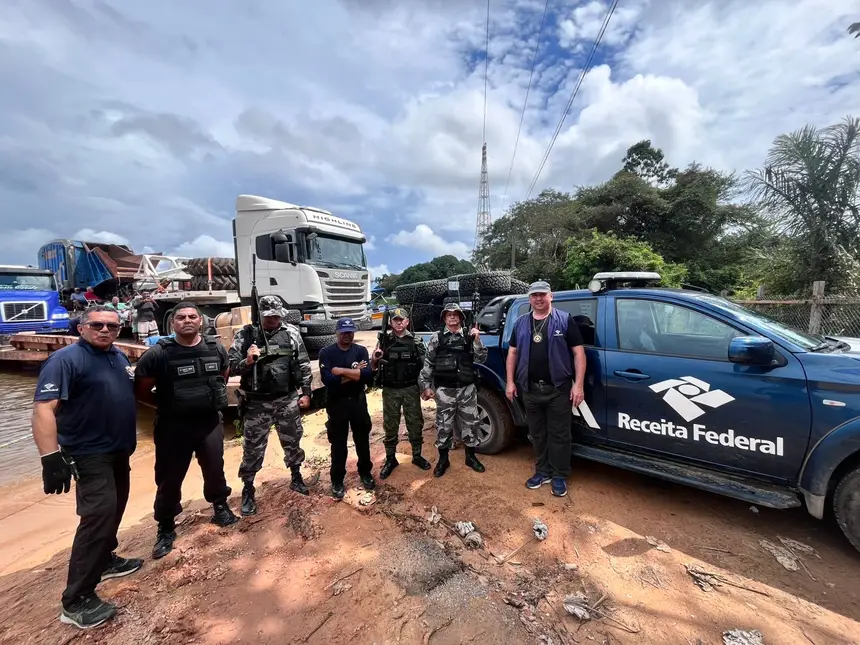 (Em embarcação no Rio Amazonas foram apreendidos pneus e amortecedores sem nota fiscal na altura do município de Óbidos.)