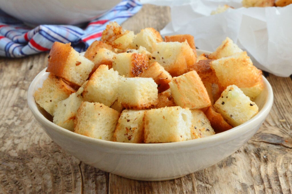 Croûtons (Imagem: Helena Zolotuhina | Shutterstock)