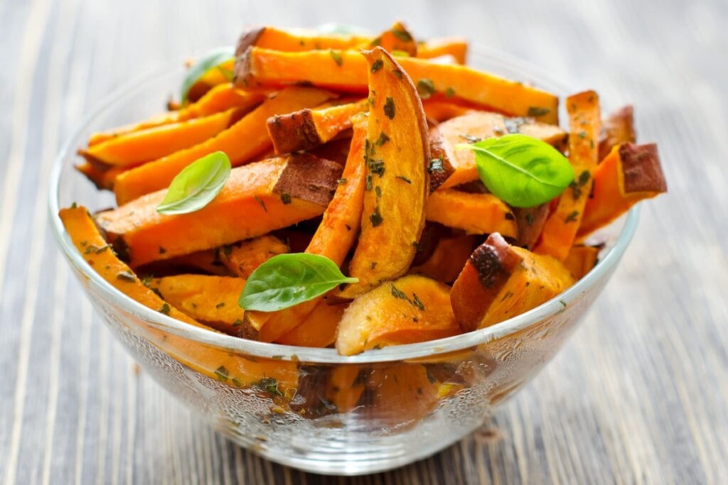 Palitos de batata-doce rústicos (Imagem: Alexandra Anschiz | Shutterstock)