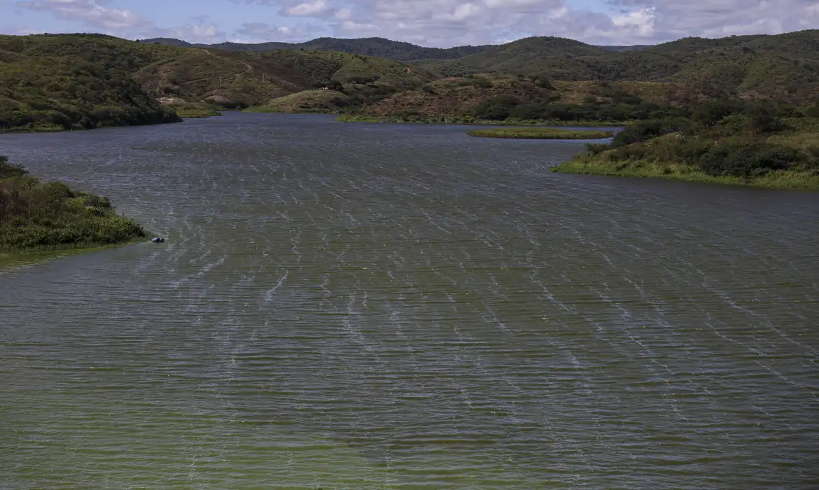 (O Rio São Francisco terá uma nova hidrovia para transporte de cargas do Sudeste.)