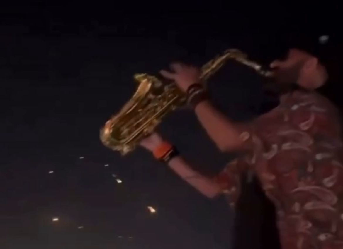 Imagem - Vídeo: Saxofonista desafia o medo e toca em meio a bombardeio na fronteira entre Líbano e Israel