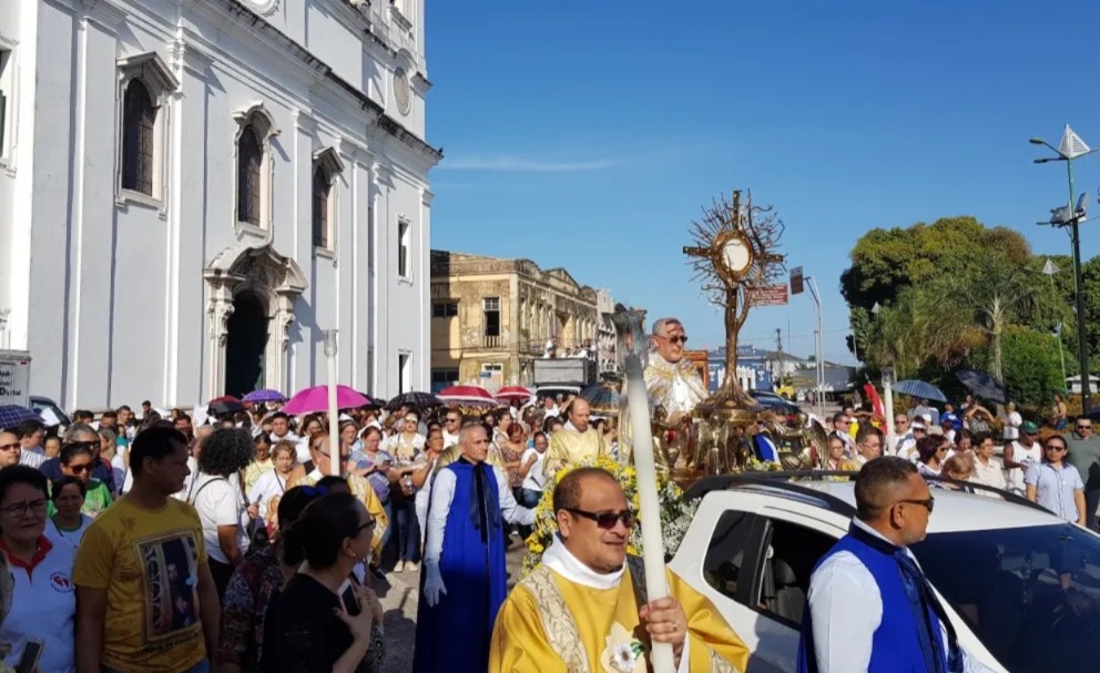 A data celebra o corpo e o sangue de Jesus Cristo por meio da consagração do pão e do vinho.