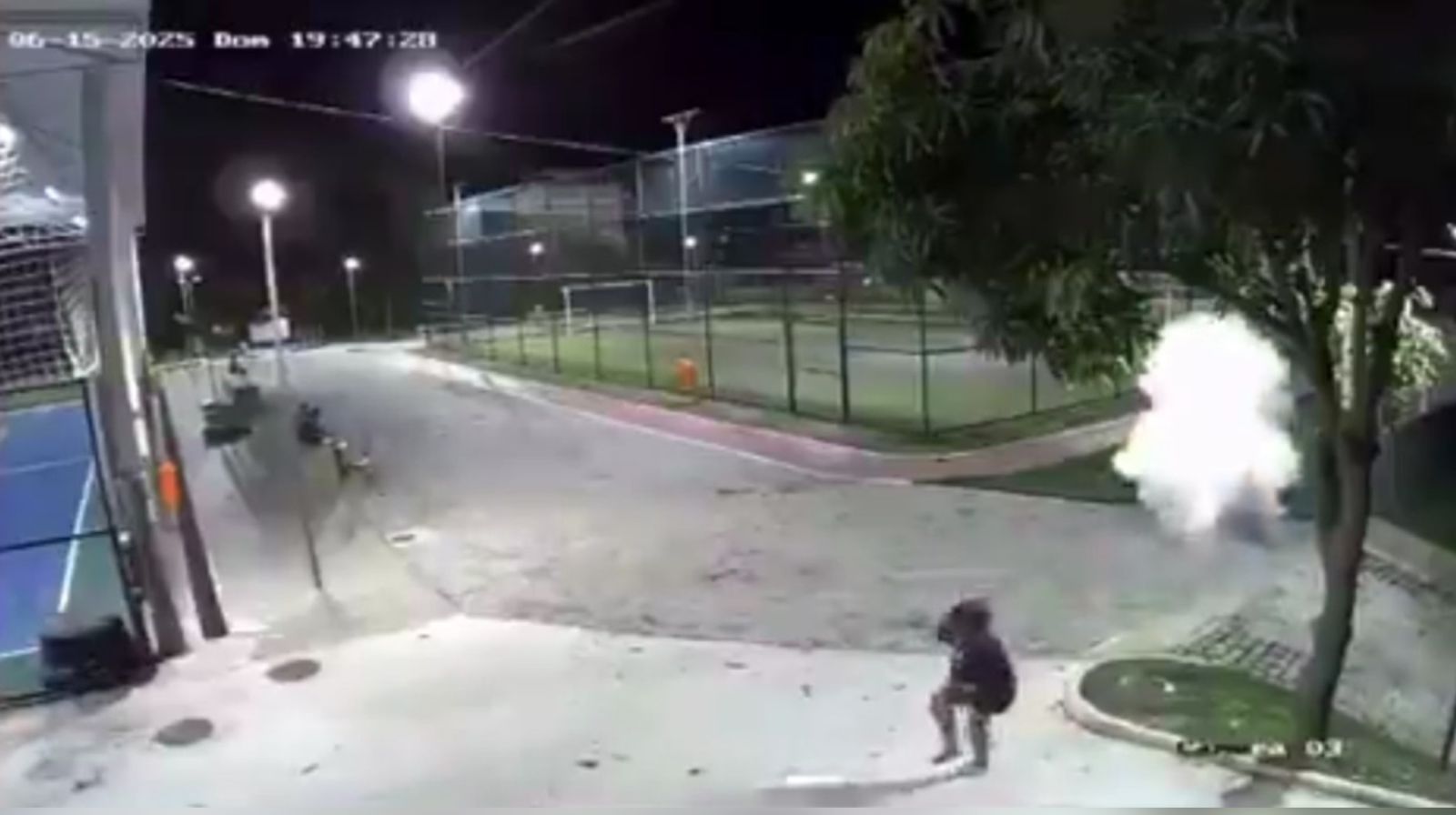 Imagem - Vídeo: criminosos lançam explosivo sobre crianças que brincavam em praça no Rio de Janeiro