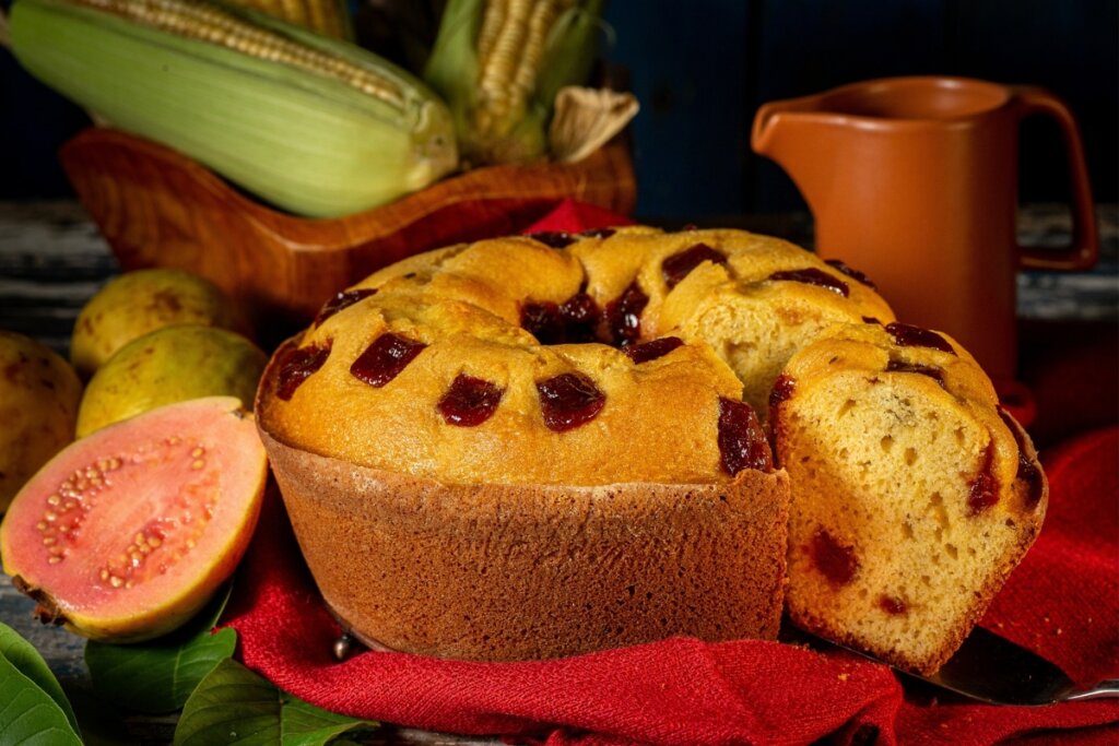 Bolo de fubá com goiabada (Imagem: Estudio Originar | Shutterstock)