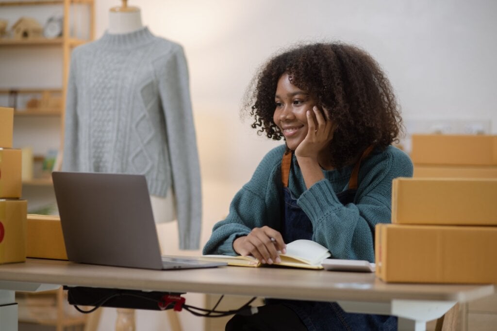 Conhecer seu produto e responder dúvidas com segurança ajudam a transmitir credibilidade (Imagem: SOMKID THONGDEE | Shutterstock)