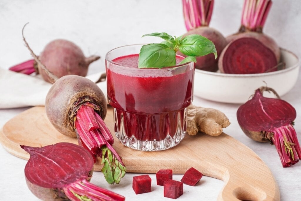 Suco de beterraba com gengibre (Imagem: Pixel-Shot | Shutterstock) 