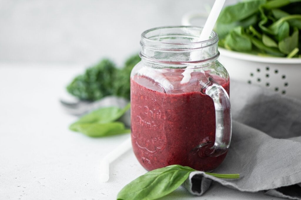 Suco de uva com chia e espinafre (Imagem: Olga Gagarova | Shutterstock) 