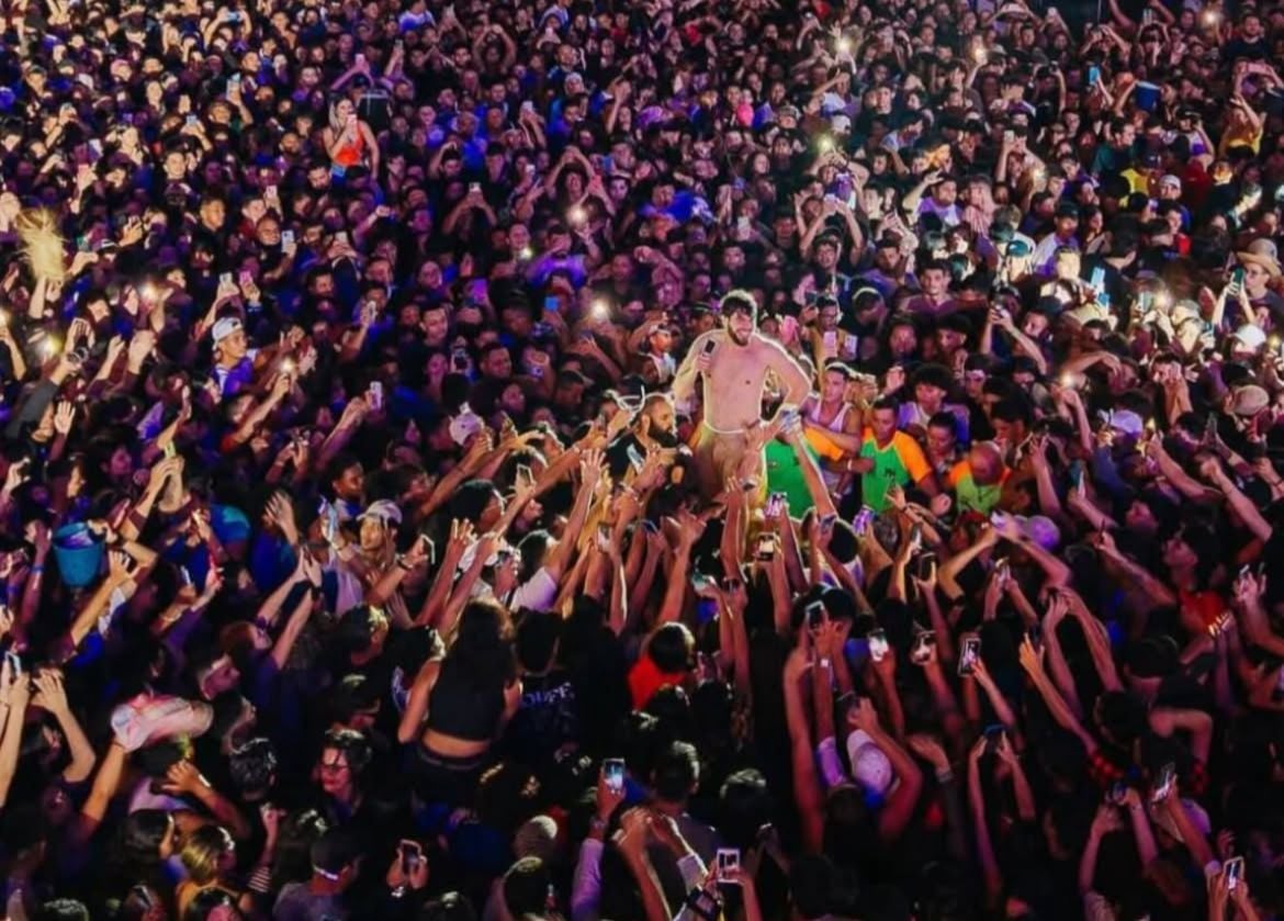 No embalo do ‘rock doido’, Nattan desce do palco e conquista de vez o coração dos paraenses
