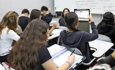 O senador defendeu a implantação da educação financeira no currículo escolar obrigatório.