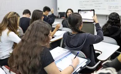 O senador defendeu a implantação da educação financeira no currículo escolar obrigatório.