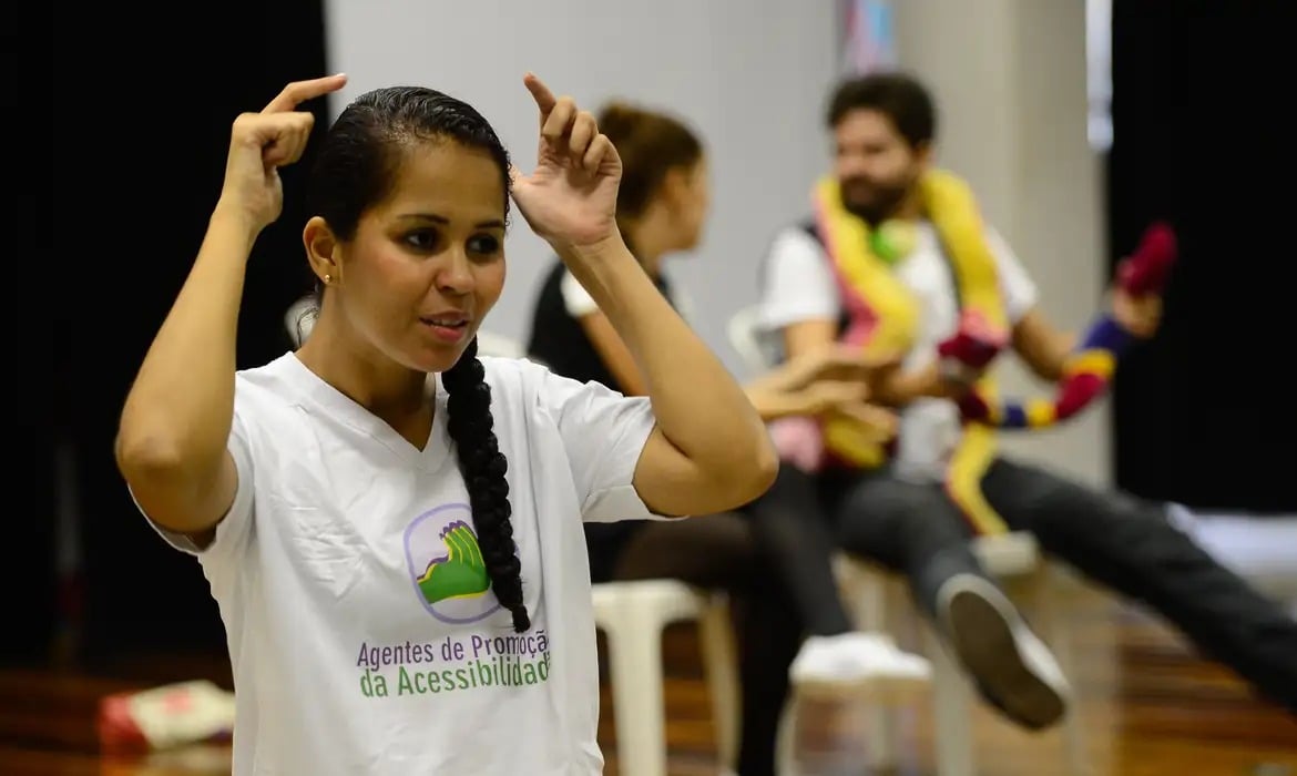 Projeto de lei estabelece piso salarial nacional de R$ 4 mil mensais para tradutores, intérpretes e guias-intérpretes da Língua Brasileira de Sinais (Libras).