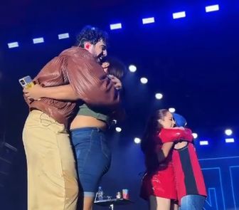 Imagem - Fã emociona público no Parárraiá ao relatar superação da depressão com músicas de Nattan e Mari Fernandes