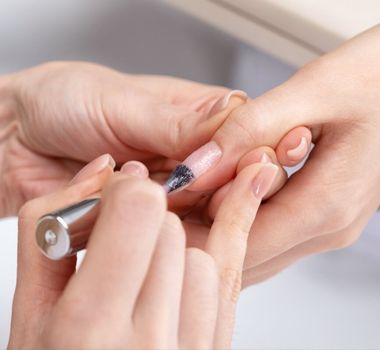 Imagem - Veja como evitar contaminações ao usar esmalte no salão de beleza
