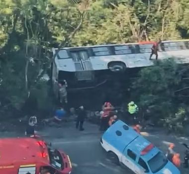 Imagem - Vídeo: ônibus cai em canal no RJ e deixa 46 feridos