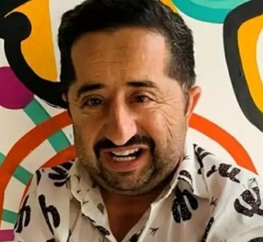 Imagem - Humorista cai em buraco durante gravação na Record e é levado em ambulância