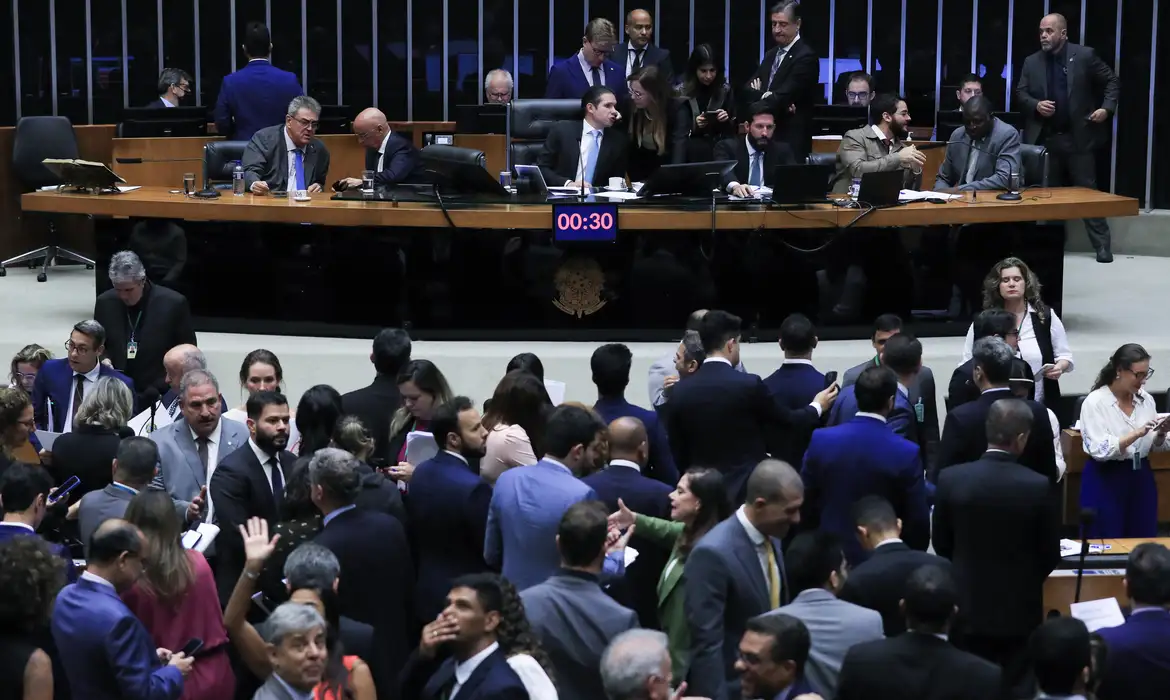 A urgência foi aprovada, mas não foi definida a votação do mérito do texto do decreto, que deve ocorrer ainda está semana.