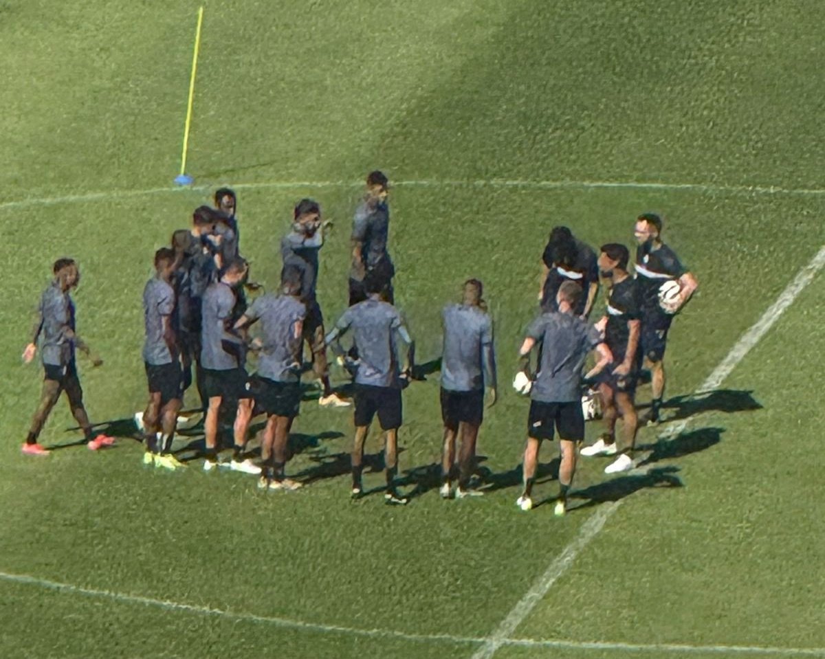 António Oliveira com os atletas no gramado do Baenão - 