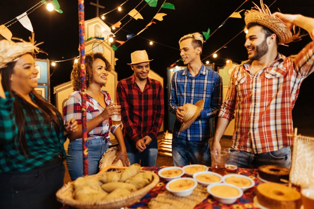 Com pequenas substituições, é possível adaptar a mesa junina e garantir que todos — inclusive quem tem alergias — possam curtir as delícias (Imagem: Kleber Cordeiro | Shutterstock)