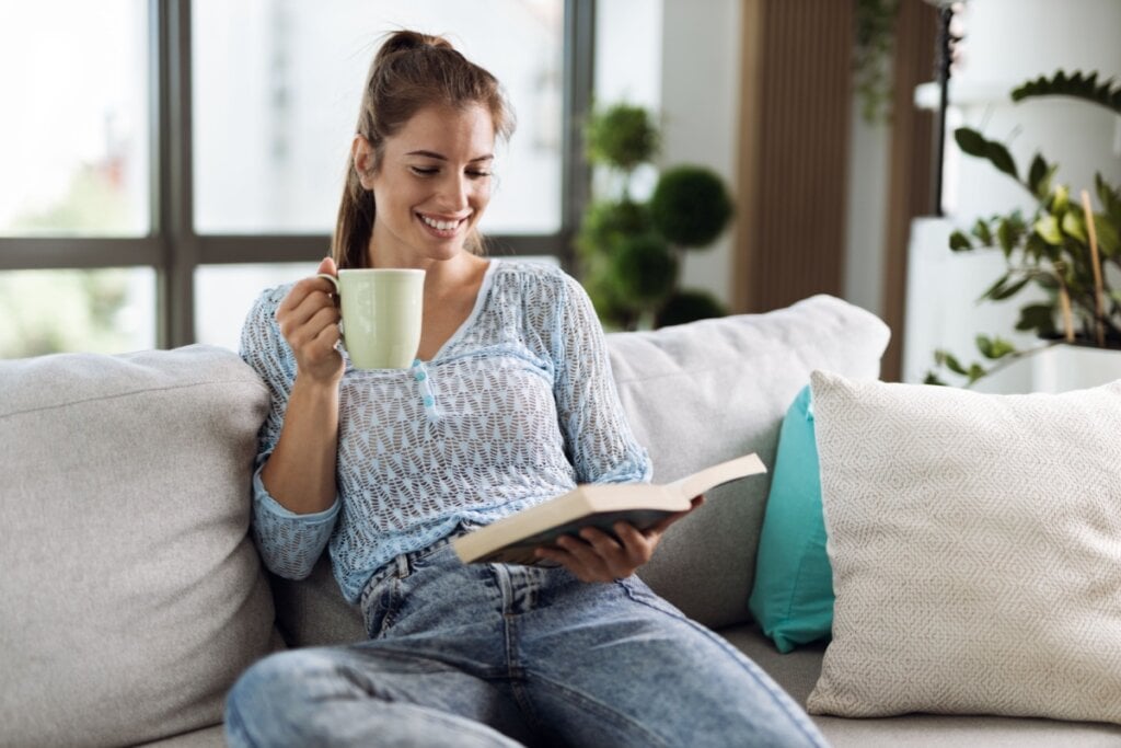 O formato impresso e digital se complementam e tornam a leitura mais democrática (Imagem: Goksi | Shutterstock)