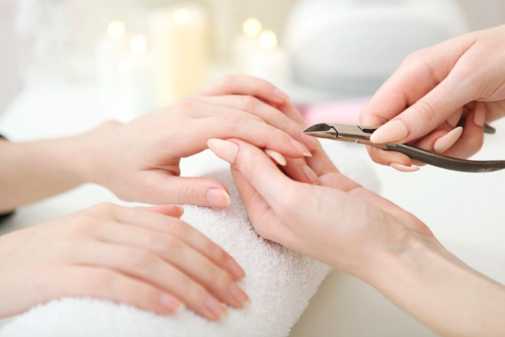 O ideal é levar seu próprio kit de manicure para o salão (Imagem: White bear studio | Shutterstock)