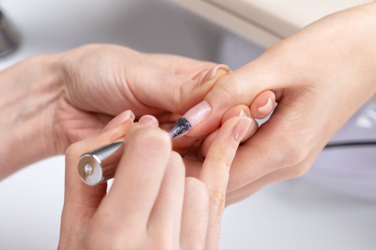 Sem os devidos cuidados, o esmalte pode se tornar um meio de contaminação (Imagem: dimid_86 | Shutterstock)