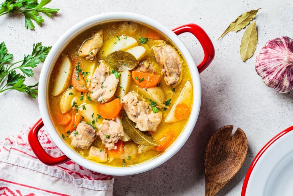 Sopa de frango com aveia e legumes (Imagem: Nina Firsova | Shutterstock)