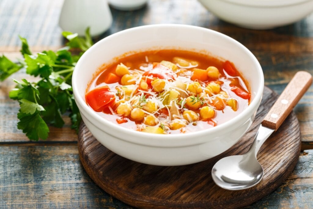 Sopa de grão-de-bico com legumes (Imagem: Sunny Forest | Shutterstock)
