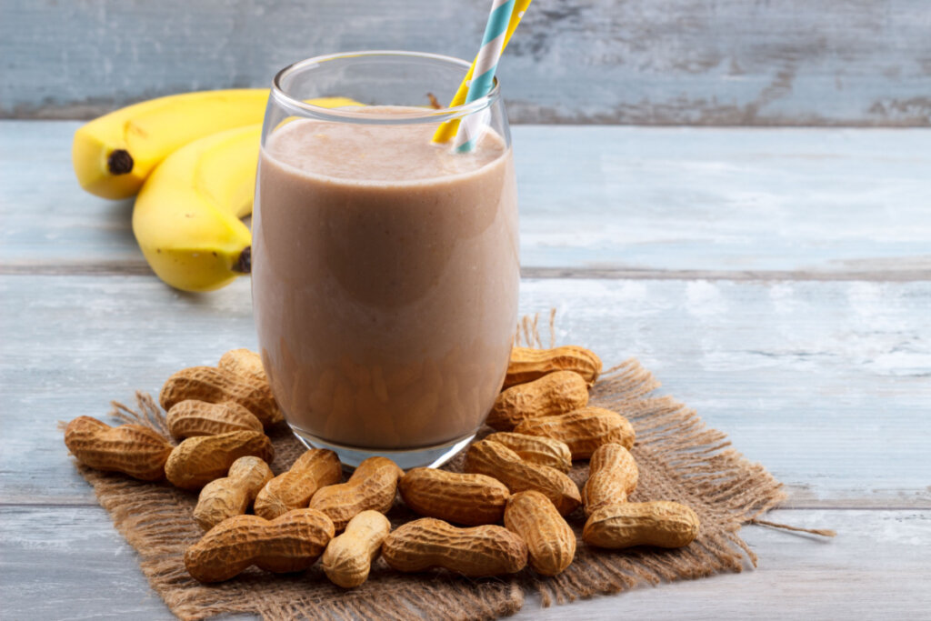 Vitamina de banana, whey protein e amendoim (Imagem: Lana_M | Shutterstock)