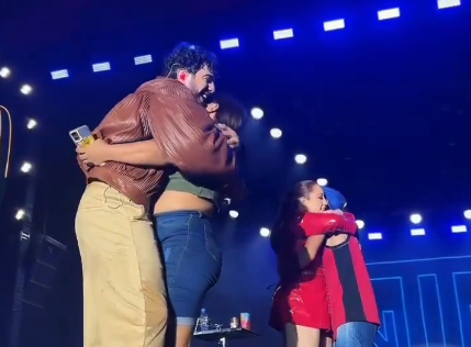 Fã emociona público no Parárraiá ao relatar superação da depressão com músicas de Nattan e Mari Fernandes