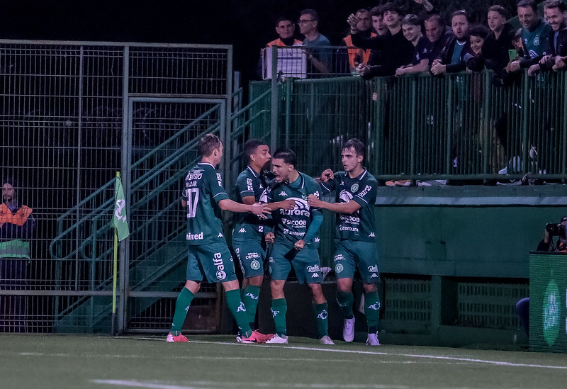 Marcinho marcou os dois gols da vitória da Chape - 